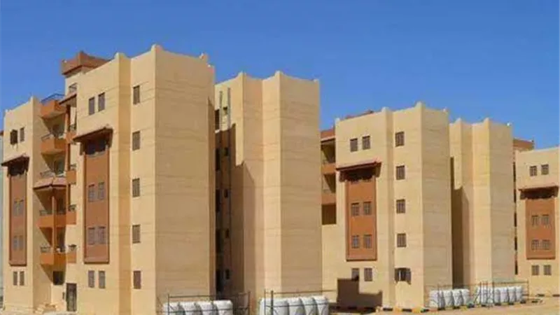 تجديد حبس ١٨ شخص بينهم أمرأة بتهمة الاستيلاء على وحدات سكنية ملك الدولة بالغردقة
