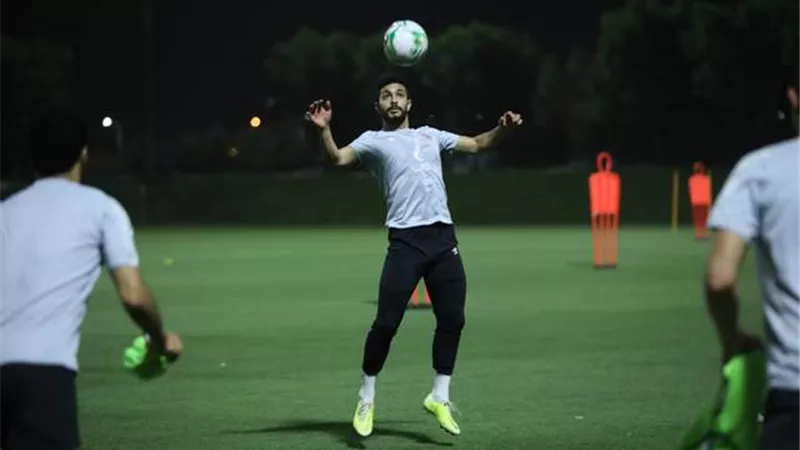 طبيب الأهلي يكشف حقيقة إصابة مدافع الفريق بخشونة في الركبة