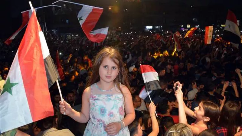 احتفالات ممتدة بشوارع محافظات سوريا.. المواطنون احتفلوا بحلقات الدبكة والأناشيد الوطنية.. صور