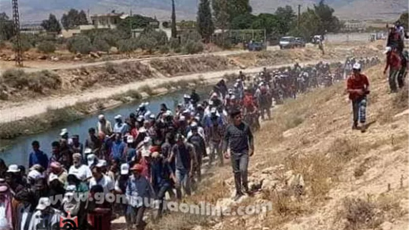 صورة بألف كلمة.. لم يتمكنوا من التصويت في لبنان فجاءوا إلى سوريا سيرا على الأقدام