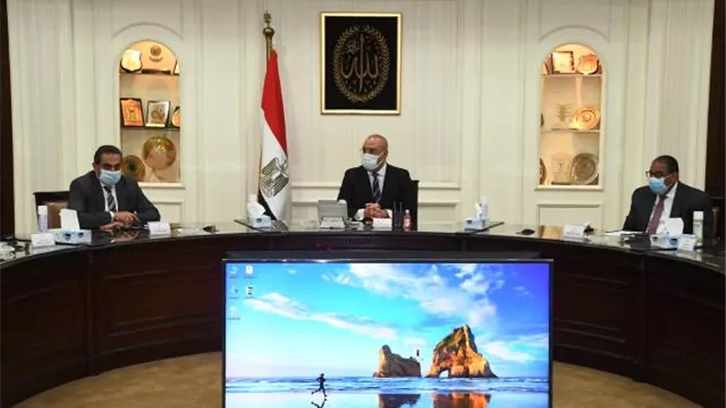 وزير الإسكان يتابع مع مسئولى شركة المقاولون العرب موقف تنفيذ المشروعات المشتركة فى مختلف القطاعات