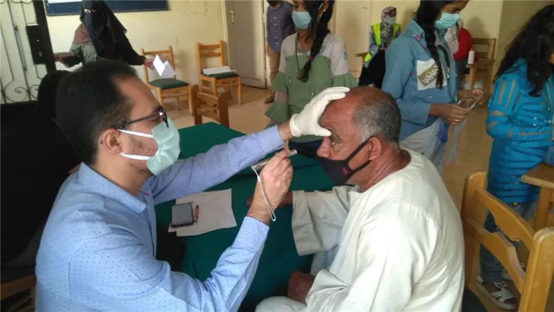 الكشف وعلاج ٣٤٠ مواطن بالمجان بقافلة جامعة جنوب الوادى بالوقف