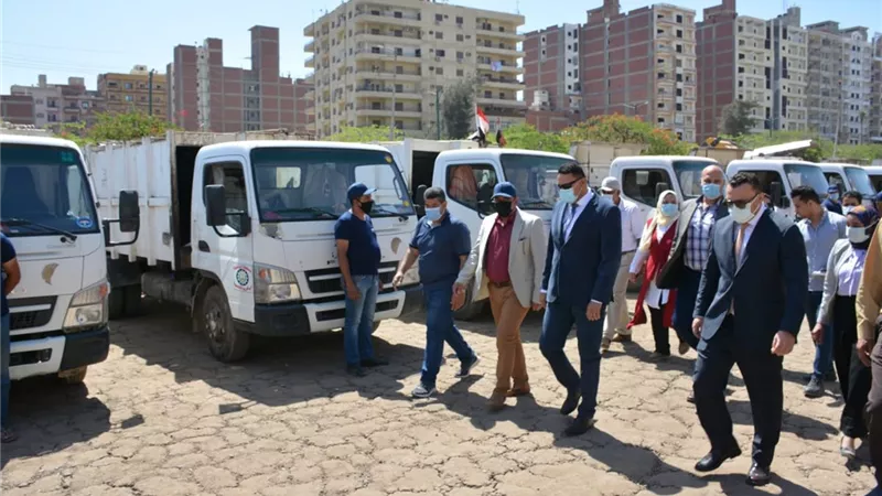 معدات وسيارات لمنظومة النظافة التابعة للإدارة الجديدة