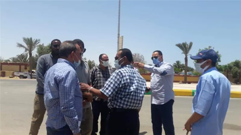 رئيس مدينة الشلاتين يتفقد أماكن مرور خطوط الكهرباء والمياه لإتمام عمليات رصف الشوارع