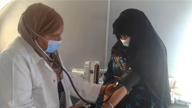 الكشف وتقديم العلاج وتوفير نظارات طبية بالمجان في قافلة نظمتها بقرية صفط العرفا