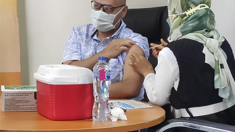 تطعيم المستشارين ونزلاء دور المسنين وعمال المصانع بلقاح 