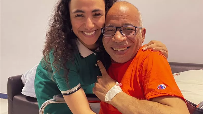 زينب غريب تكشف عن شعورها لحظة زيارة الفنان شريف دسوقى فى المستشفى