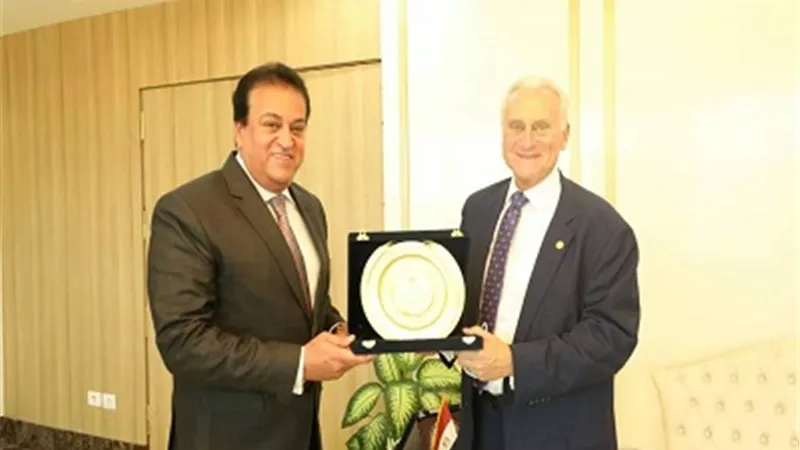 وزير التعليم العالي يلتقي رئيس الجامعة الأمريكية بالقاهرة بمناسبة انتهاء فترة عمله