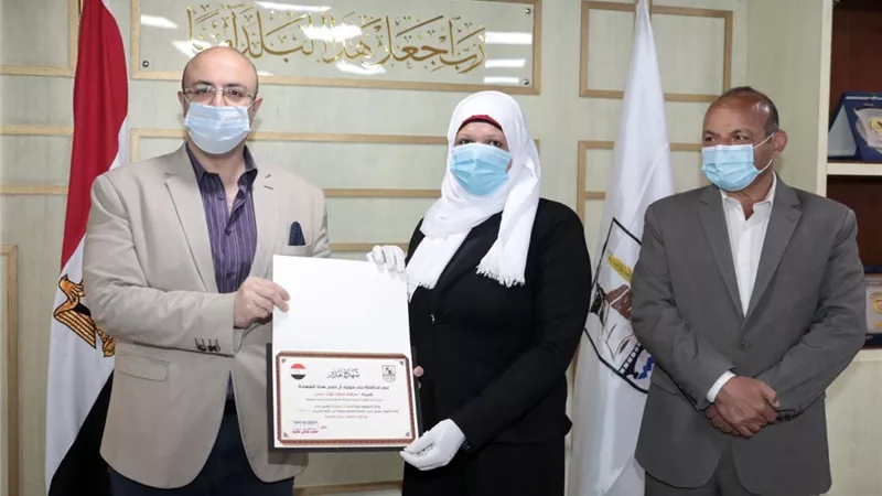 محافظ بني سويف يُكرًم أوائل الدورات التدريبية بمركز التنمية المحلية