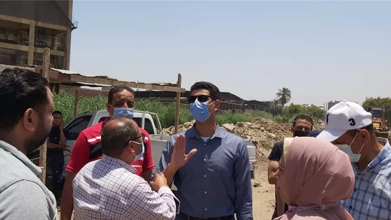 نائب محافظ القليوبية يتابع إزالة حالتي بناء مخالف بحي غرب شبرا الخيمة