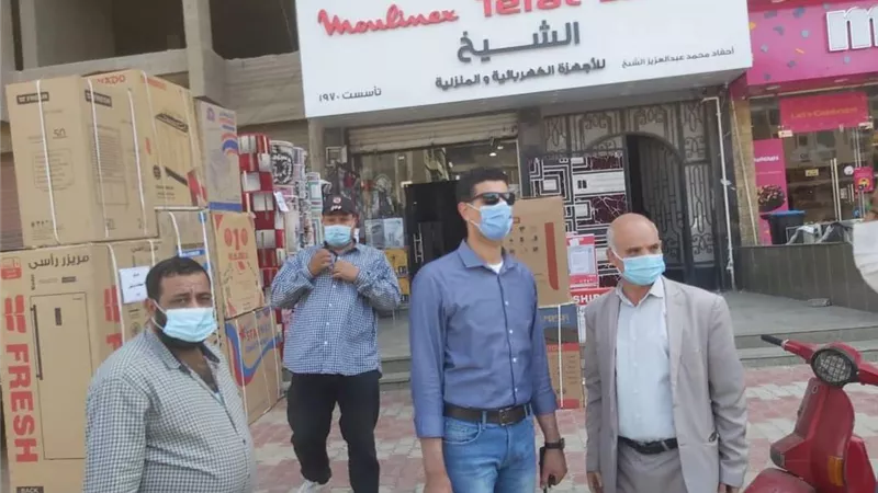 غلق ٦ مقاهي و٥ مصانع مخالفة بشبرا الخيمة .. في حملة مكبرة يقودها نائب محافظ القليوبية