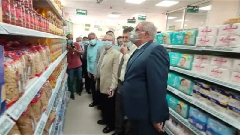 محافظ الوادى الجديد يفتتح فرع المصرية للمنتجات الغذائية بمركز بلاط.