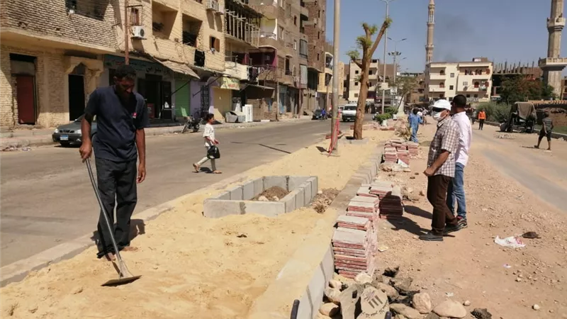 رئيس مدينة الاقصر يتفقد أعمال تطوير شارع الصنايع بحى جنوب