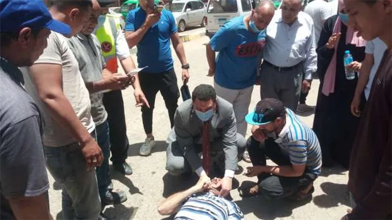 وكيل صحة المنوفية ينقذ شاباً من الموت ابتلع لسانه في حادث تصادم بشبين الكوم .... صـــــور