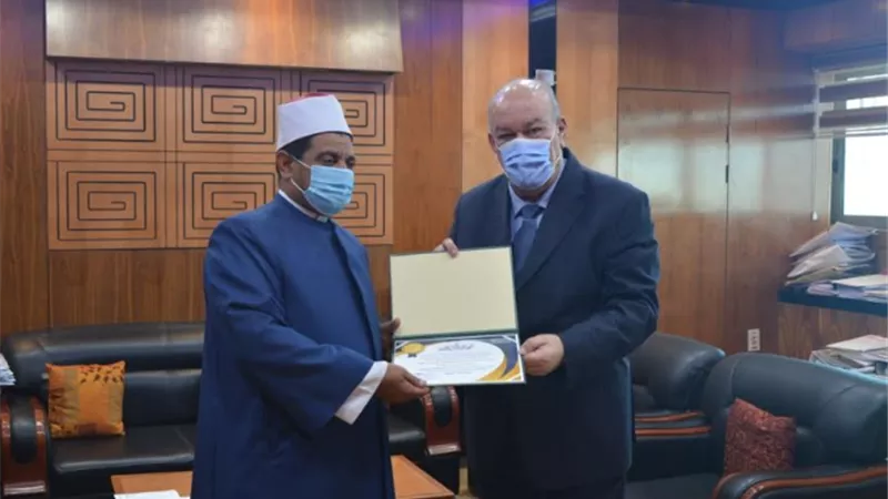 رئيس ميناء القاهرة الجوى يكرم مدير مسجد مطار القاهرة لأدائه المتميز