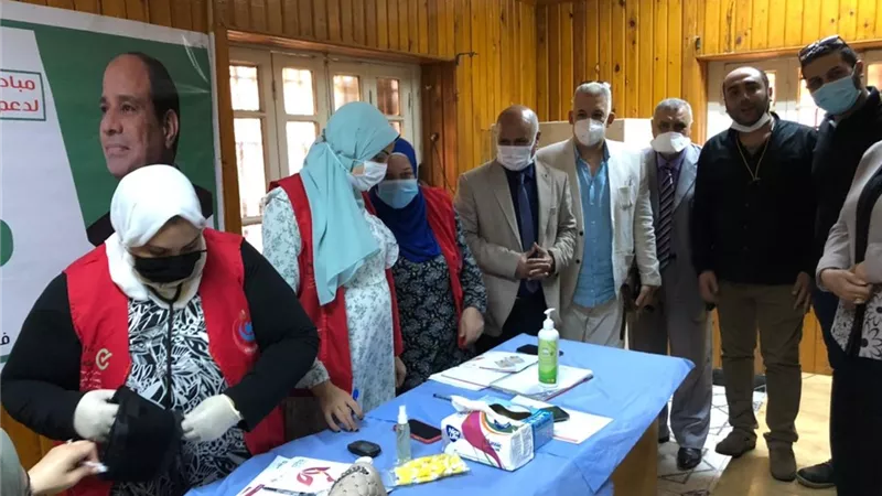 متابعة يومية لوكيل صحة الغربية للفرق المتنقلة لإعطاء لقاح كورونا-صور