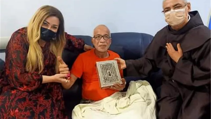 نهال عنبر فى زيارة شريف الدسوقى مع الأب بطرس دانيال