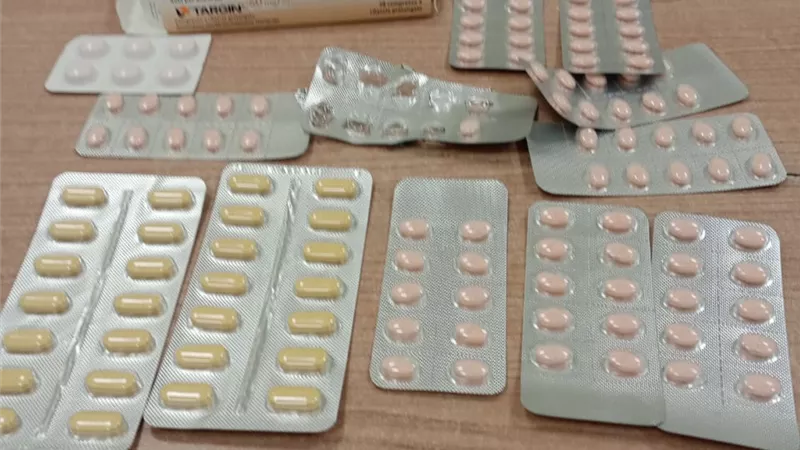 ضبط راكبين بحوزتهما مواد مخدرة بالمطار