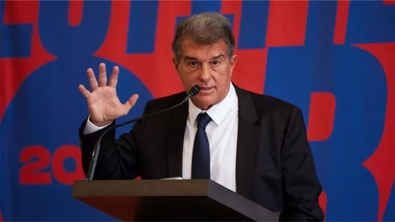 خوان لابورتا يكشف حقيقة رحيل كومان وحجم ديون نادى برشلونة