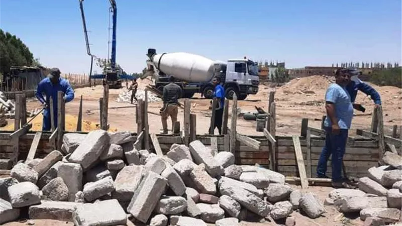 برأس غارب إستكمال إنشاء سور خلف حديقة العزبة ونادى الطفل.. بالصور