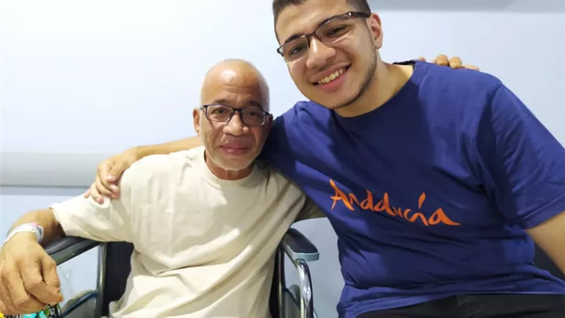 أول ظهور لابن الفنان شريف دسوقي فى المستشفى فى أول زيارة لوالده.. صور