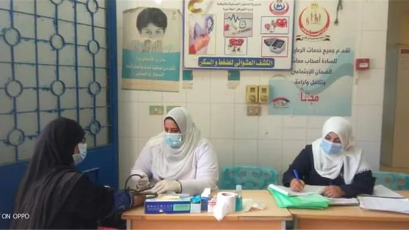 توقيع الكشف الطبي علي ٩٤٣ مريض بالقافلة الطبية بقرية بقسا بمركز قويسنا