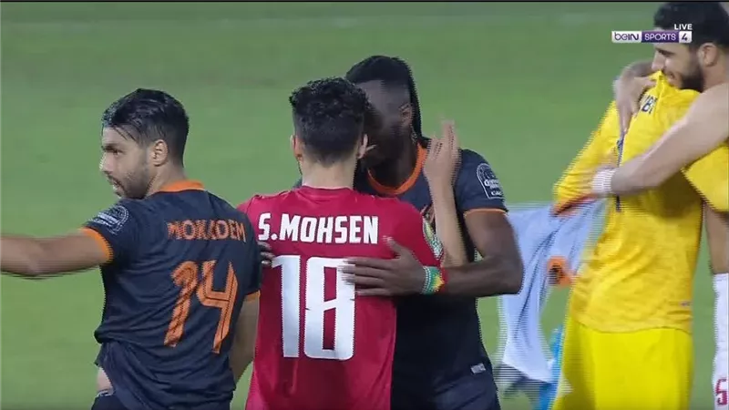 لاعبو نهضة بركان يهنئون الأهلى بالأحضان والقبلات بعد تتويج الأحمر بالسوبر الأفريقى
