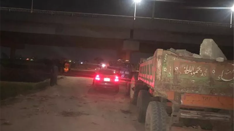التحفظ على جرارات زراعية تلقى نواتج هدم على طريق منوف شبرا ..صور