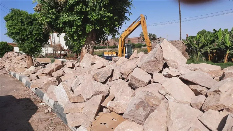 البدء فى أعمال تبطين وصيانة ترعة المقلبية على المسار السياحى بالبياضية جنوب الأقصر
