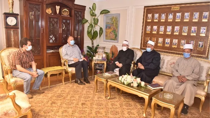 محافظ أسيوط يلتقي بعض قيادات وائمة الاوقاف بالمحافظة للتأكيد على تطبيق الإجراءات الاحترازية