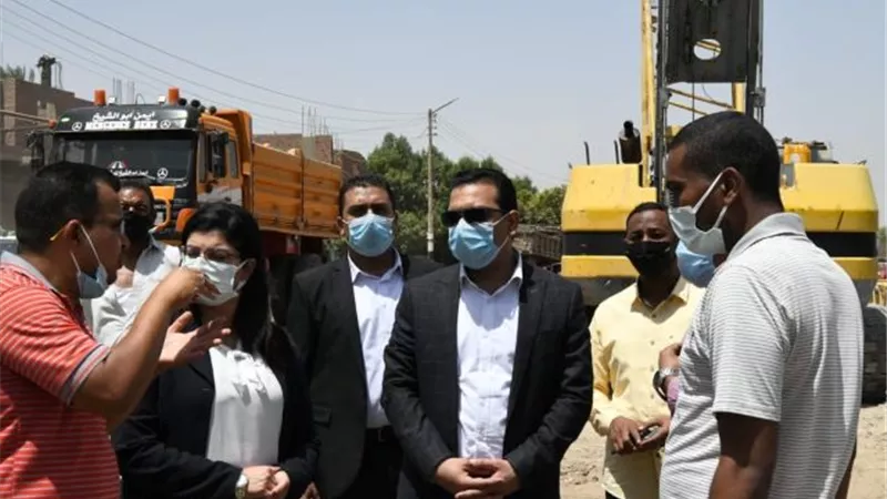 نائب محافظ قنا يتفقد الأعمال الإنشائية لكوبرى أبو تشت العلوى.. بالصور