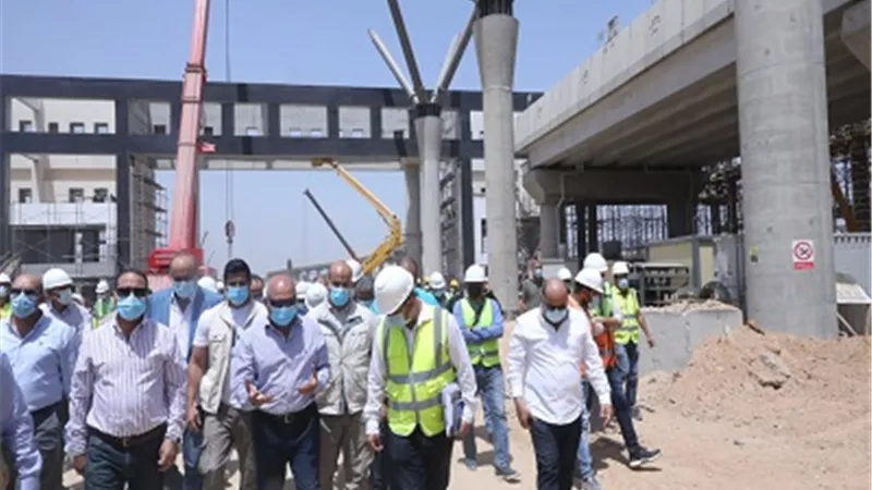 وزير النقل يتفقد القطار الكهربائي بالعاصمة الإدارية الجديدة