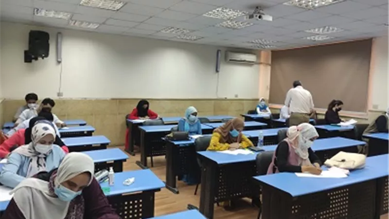 وكيل تجارة عين شمس تتفقد لجان إمتحانات الدراسات العليا الأكاديمية