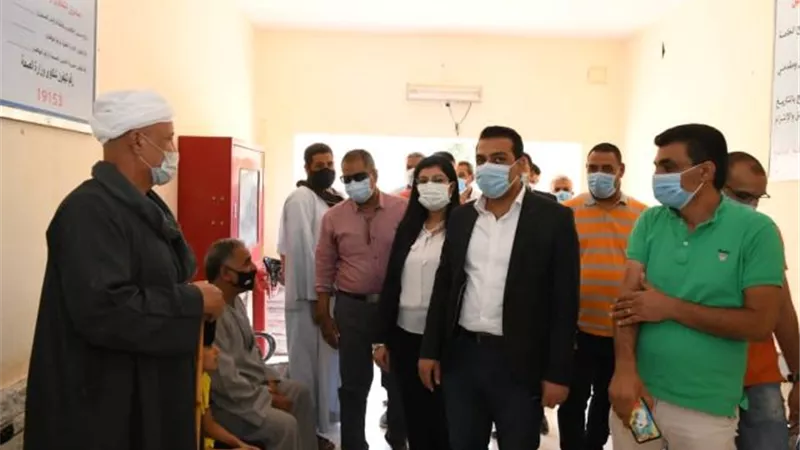 نائب محافظ قنا يتابع العمل بوحدة الغسيل الكلوى فى أبوتشت.. بالصور
