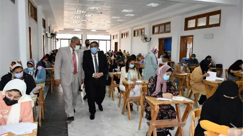 رئيس جامعة القناة يتفقد لجان إمتحانات آخر العام وسط إجراءات احترازية مشددة..صور