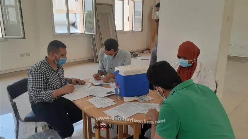 بالصور.. إستمرار تطعيم العاملين فى مصانع العاشر بلقاح كورونا
