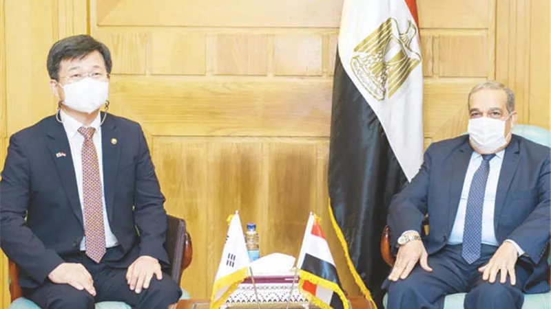 وزير الدولة للإنتاج الحربي يناقش مع وزير المشتريات الدفاعية بكوريا الجنوبية سبل تعزيز التعاون المشترك