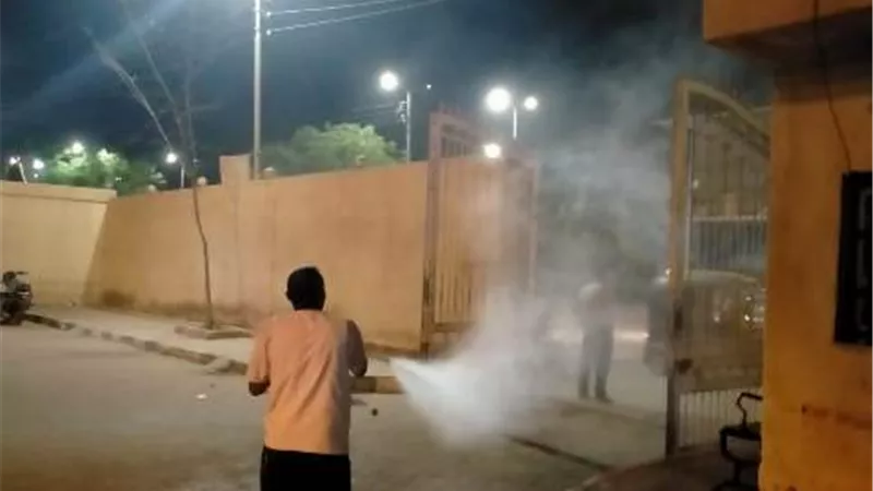 تطهير وتعقيم مستشفى القنايات المركزى ومنطقة المقابر وشوارع المدينة.. صور