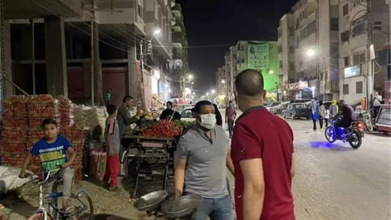 غلق وتشميع ٣ محلات تجارية بسوهاج..صور