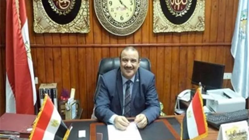 وكيل التعليم بمطروح يطالب العاملين بسرعة التسجيل لتلقي لقاح كورونا