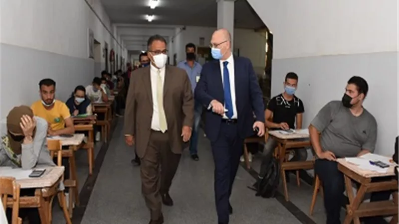 عميد تجارة عين شمس: 72515 طالباً يؤدون امتحانات نهاية العام وسط اجراءات احترازية مشددة