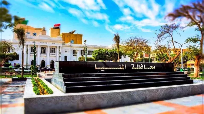 جولة لنائب محافظ المنيا على الكورنيش وغرامة 50 جنيه لالقاء القمامة