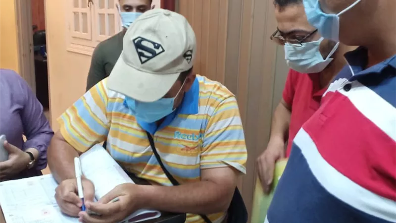 تغريم ١٦ مواطنا بالزقازيق لعدم ارتداء الكمامات والتحفظ على عدد من الكراسى بناحية علاء الدين