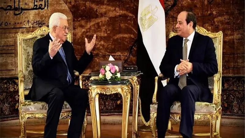 عباس كامل ينقل رسالة من الرئيس السيسى لنظيره الفلسطينى