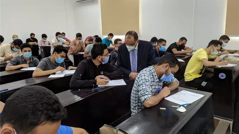 رئيس جامعة بني سويف التكنولوجية يتفقد سير الامتحانات