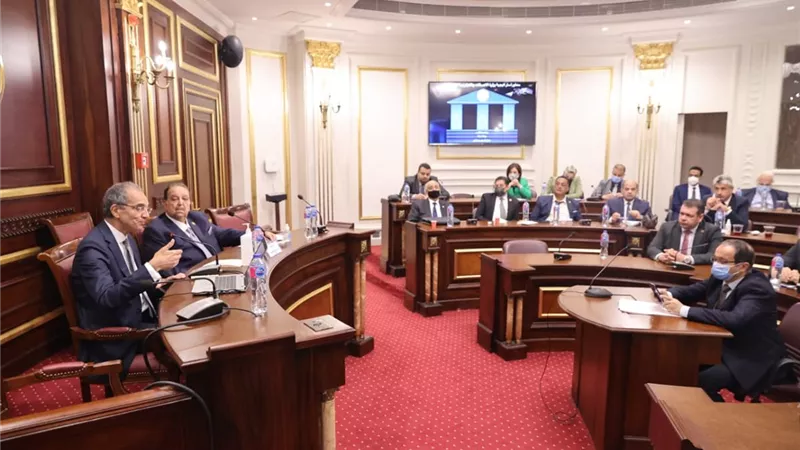 وزير الاتصالات يستعرض استراتيجية مصر الرقمية