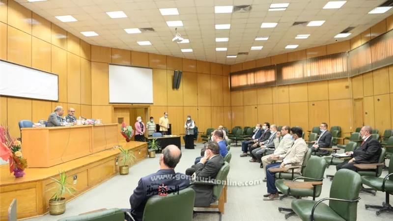 رئيس جامعة أسيوط يترأس اجتماعات المجالس الطارئة لاختيار ممثلي الكليات في لجنة ترشيح المتقدمين لوظيفة عميد