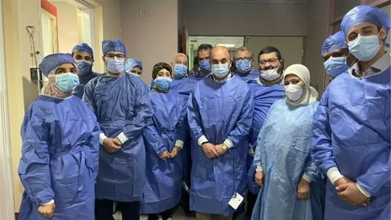 رئيس جامعة الزقازيق يطمئن على استقرار الحالة الصحية لمريض زراعة الكلى.. بالصور