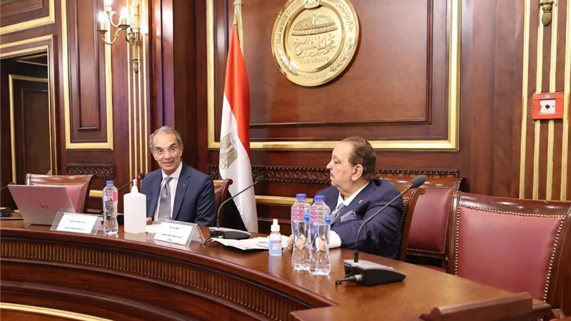 الاتصالات : الانتهاء من ربط 13 آلف مبنى حكومى بشبكة كابلات الألياف الضوئية