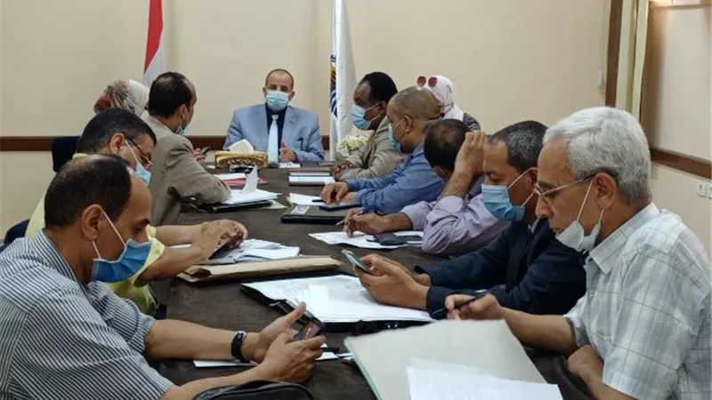 وكيل وزارة التعليم بقنا يعقد اجتماعا مع رؤساء لجان الشهادة الإعدادية